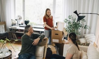 La ce vârstă se mută din casa părintească tinerii din România. Situația în țările UE