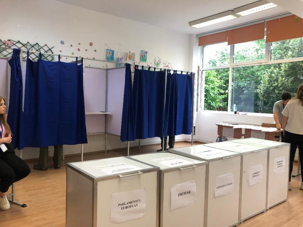 Campanie AEP: Cum pot vota românii din diaspora la alegerile prezidenţiale şi la parlamentare / Materiale informaționale amplasate în Aeroportul Internațional din Cluj