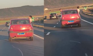 Pericol pe Autostradă în Cluj: Doi copii filmați în timp ce ies pe geamul unei mașini