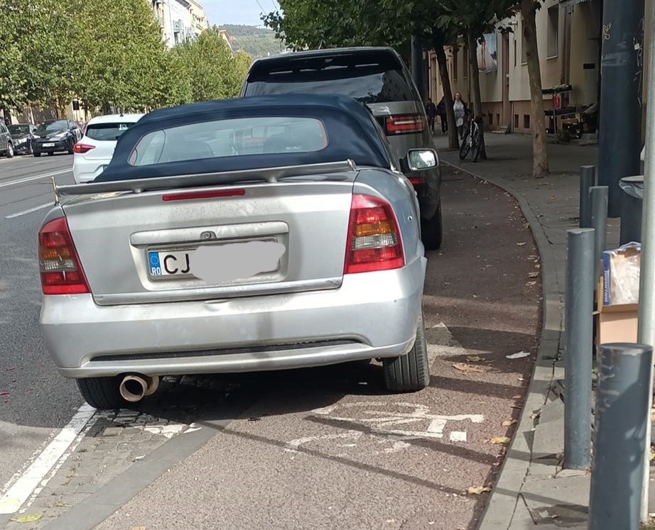 Pistele de biciclete din Cluj-Napoca, blocate frecvent de mașini parcate ilegal