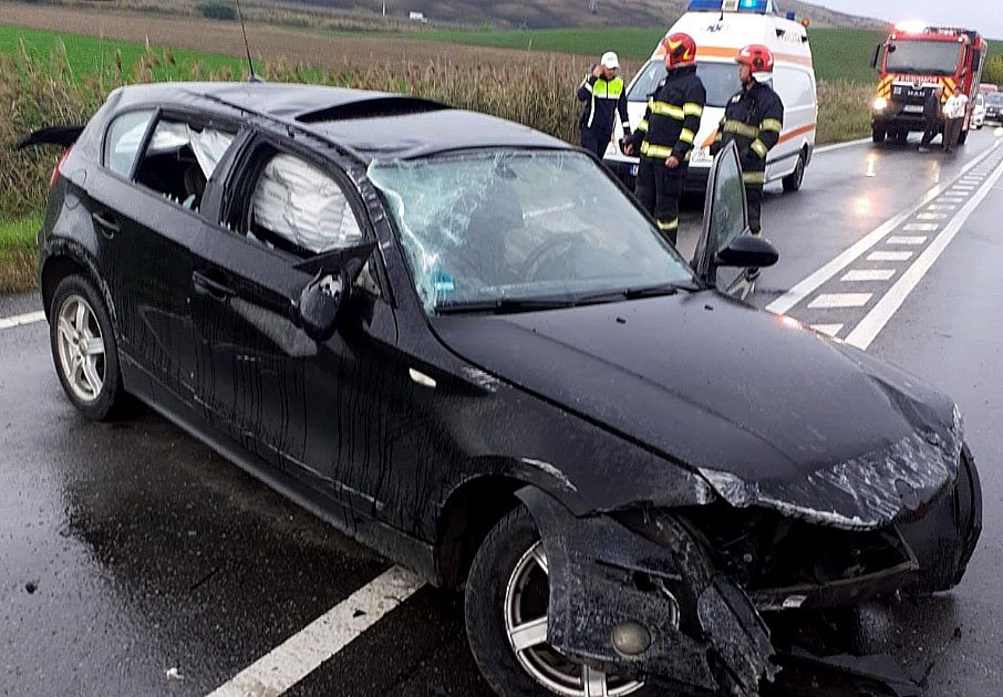 ACCIDENT în judeţul Cluj: Victimă preluată de ambulanţă după ce a ratat o curbă