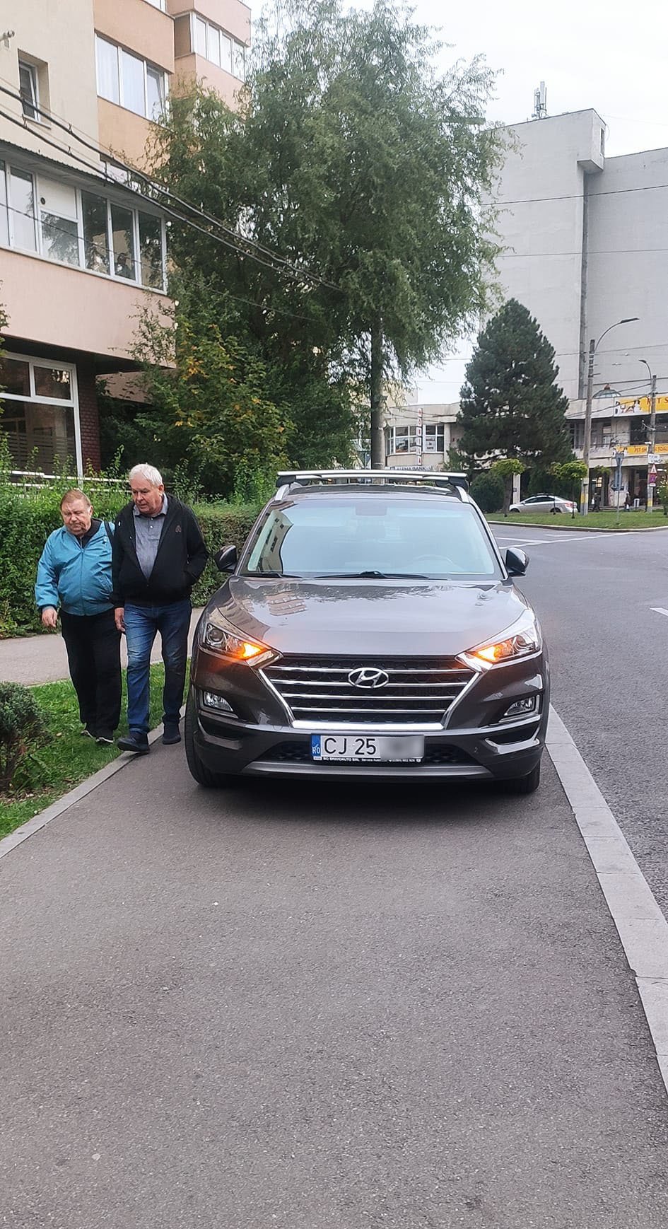 Cluj-Napoca: "Ce șmecher sunt eu!" / Pietonii în boscheţi, iar maşinile pe trotuar