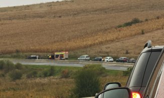 Accident pe un drum din județul Cluj. O mașină s-a răsturnat în șanț