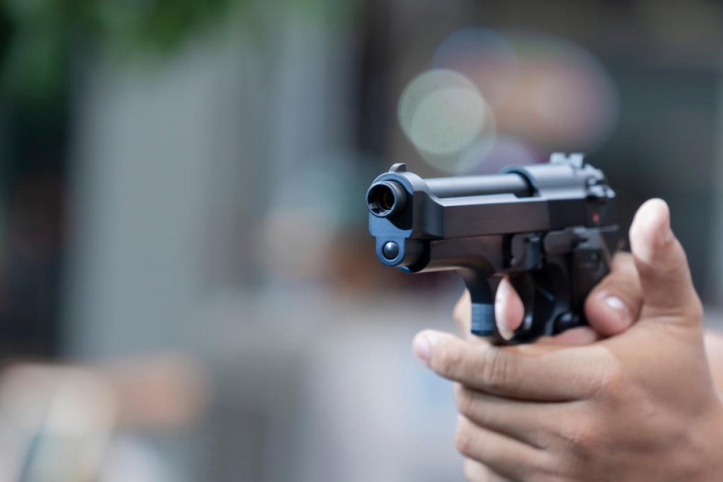 Incident șocant în traficul din Cluj: Un tânăr a tras cu un pistol airsoft într-o mașină în urma unui conflict