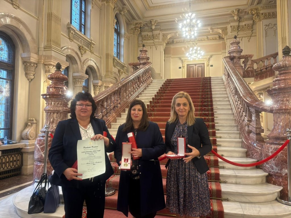Un liceu special și două școli din județul Cluj, decorate de președintele Iohannis