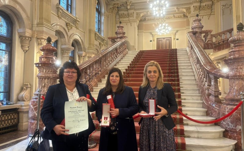 Un liceu special și două școli din județul Cluj, decorate de președintele Iohannis