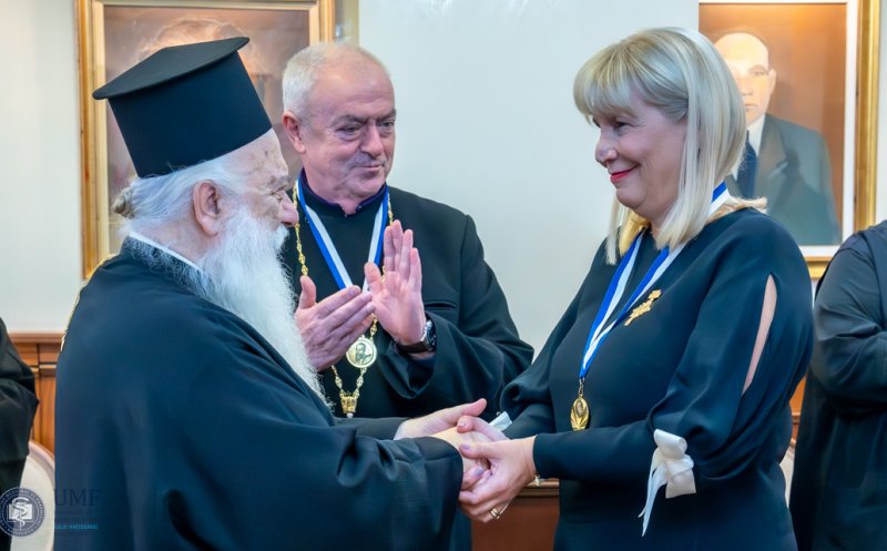 Rectorul UMF Cluj, Anca Buzoianu, decorat de Mitropolitul Veriei, Naousei și Kampaniei din Grecia cu Ordinul „Sfântul Apostol Pavel”