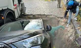 Asfaltul s-a surpat, iar un copil și o mașină au fost „înghițiți” de o groapă uriașă