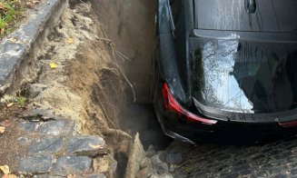 Asfaltul s-a surpat, iar un copil și o mașină au fost „înghițiți” de o groapă uriașă