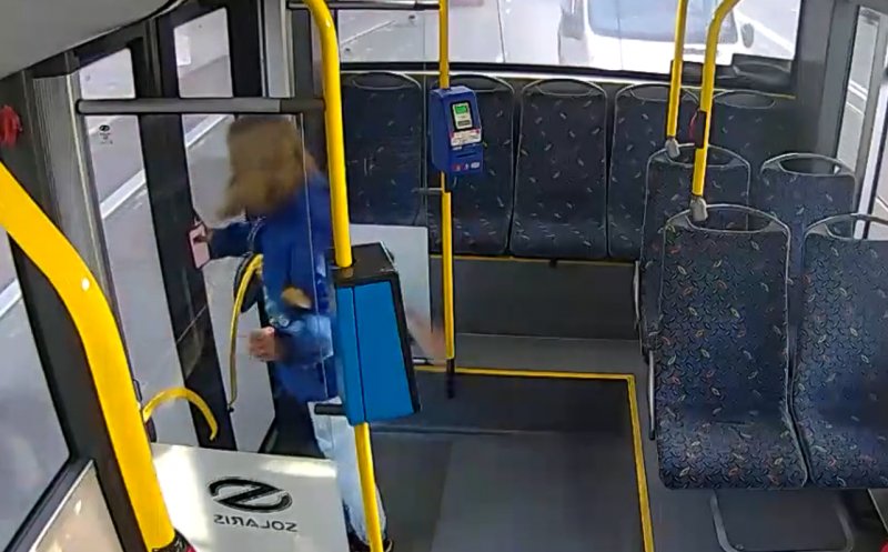 Furie necontrolată într-un autobuz din Cluj-Napoca: O tânără sparge ușa cu piciorul și pleacă fără regrete