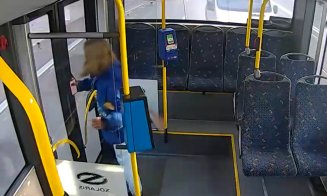 Furie necontrolată într-un autobuz din Cluj-Napoca: O tânără sparge ușa cu piciorul și pleacă fără regrete