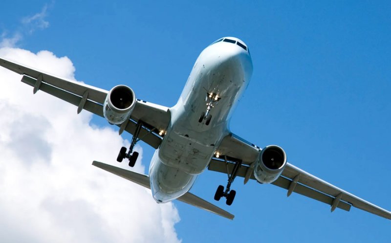 Momente de groază la bordul unui avion de linie. Un pilot a murit în timpul zborului după ce i s-a făcut rău