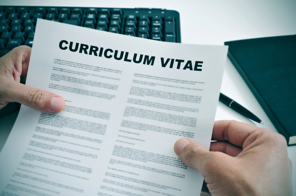 Bugetarii care nu își publică CV-urile ar putea fi amendați. Cât e sancțiunea