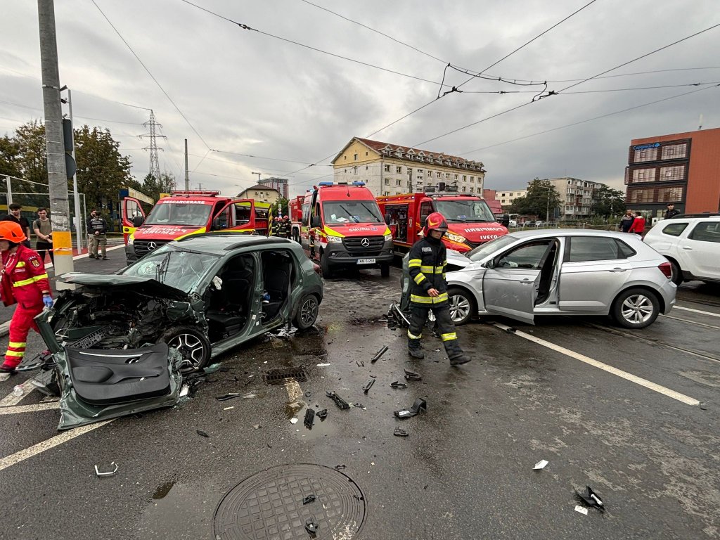 Accident GRAV pe o stradă din Cluj-Napoca: Cinci victime, dintre care una încarcerată