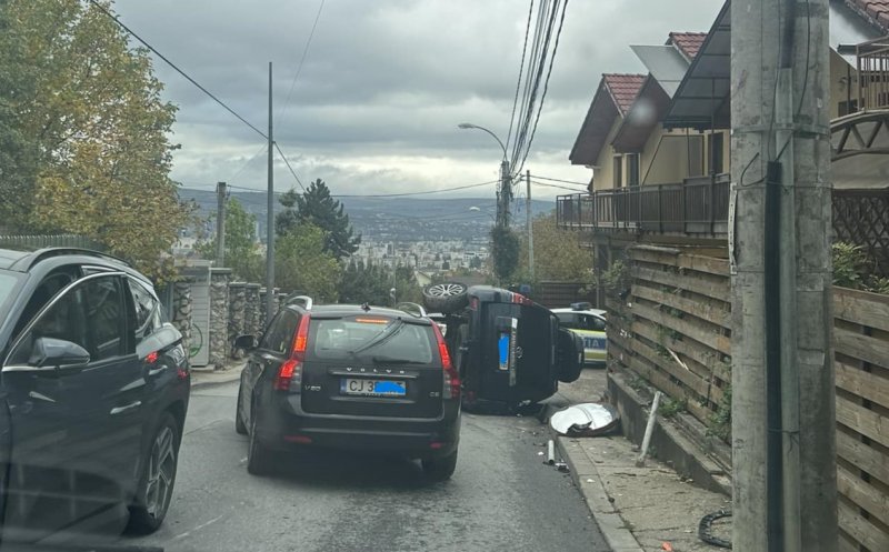 Accident în Cluj-Napoca: O mașină s-a răsturnat în urma unei coliziuni