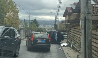 Accident în Cluj-Napoca: O mașină s-a răsturnat în urma unei coliziuni