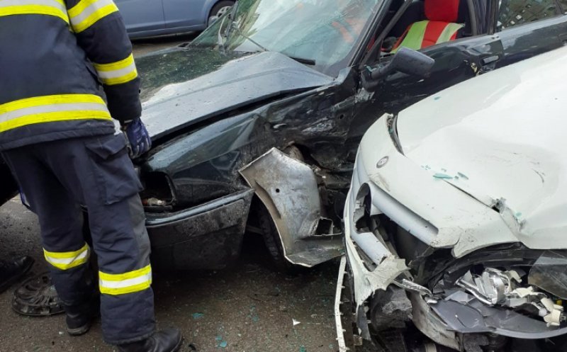 Carambol de zile mari la Gilău! Patru mașini s-au ciocnit, iar un tânăr de 17 ani a fost transportat la spital!