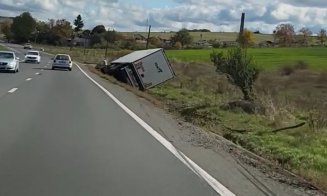 Accident la ieșirea din Huedin: Un TIR s-a răsturnat în șanț!