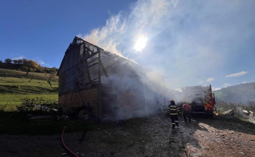 Incendiu la o gospodărie din Călățele, Cluj! Flăcările ar fi pornit de la jarul purtat de vânt
