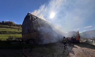 Incendiu la o gospodărie din Călățele, Cluj! Flăcările ar fi pornit de la jarul purtat de vânt