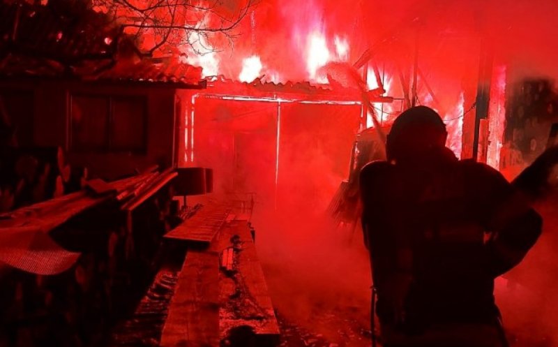 Incendiu în comuna Moldovenești, Cluj. Acoperișul unei case a fost cuprins de flăcări