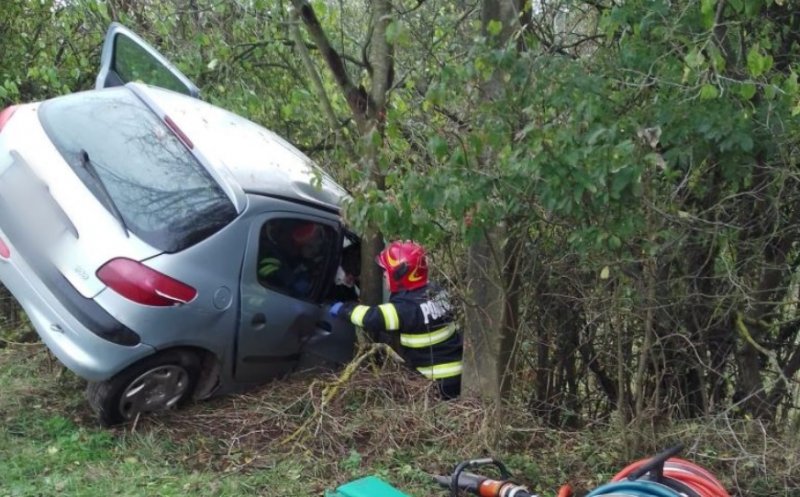 Accident grav în Aghireșu! O femeie a fost transportată la spital după ce a ajuns cu mașina într-un șanț