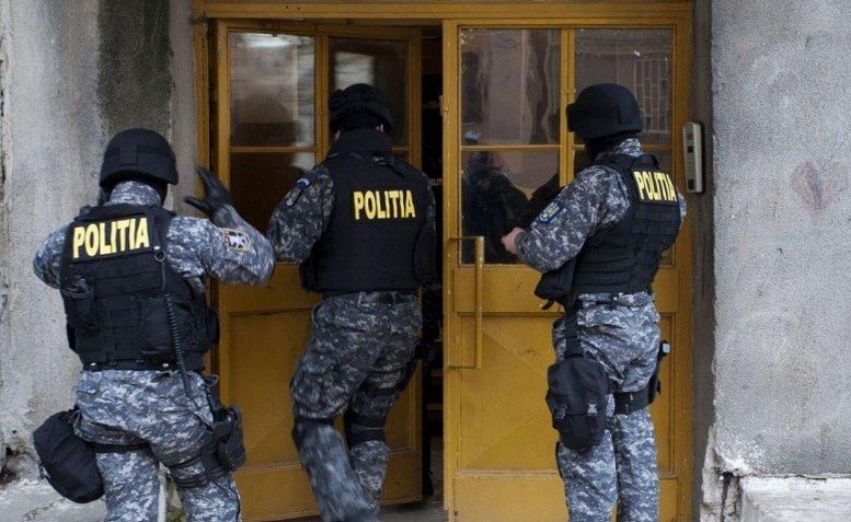 Trei bărbați și o femeie sunt arestați de DIICOT în urma unei operațiuni de trafic de droguri în Cluj