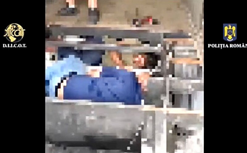 Migranți transportați în cuști metalice sudate sub caroserie. Un fost polițist era liderul grupării infracționale