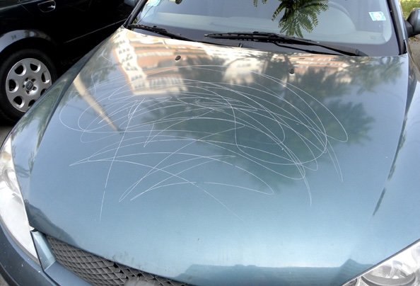 Cluj: 11 mașini au fost vandalizate de un individ în toiul nopții