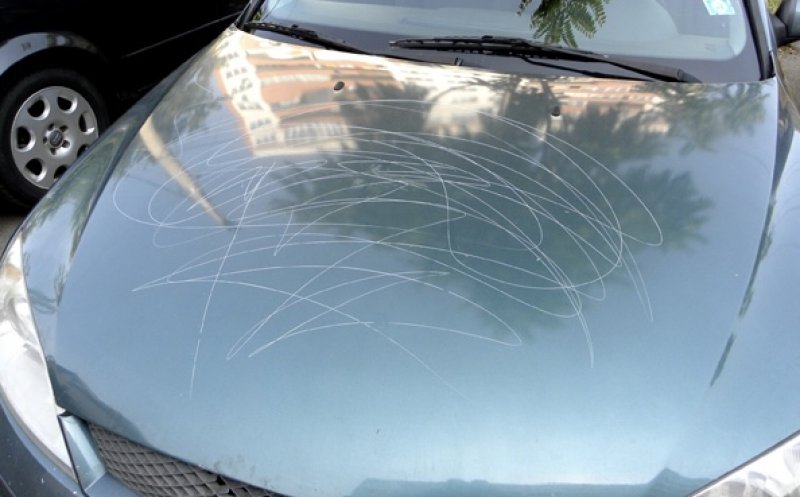 Cluj: 11 mașini au fost vandalizate de un individ în toiul nopții