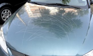 Cluj: 11 mașini au fost vandalizate de un individ în toiul nopții