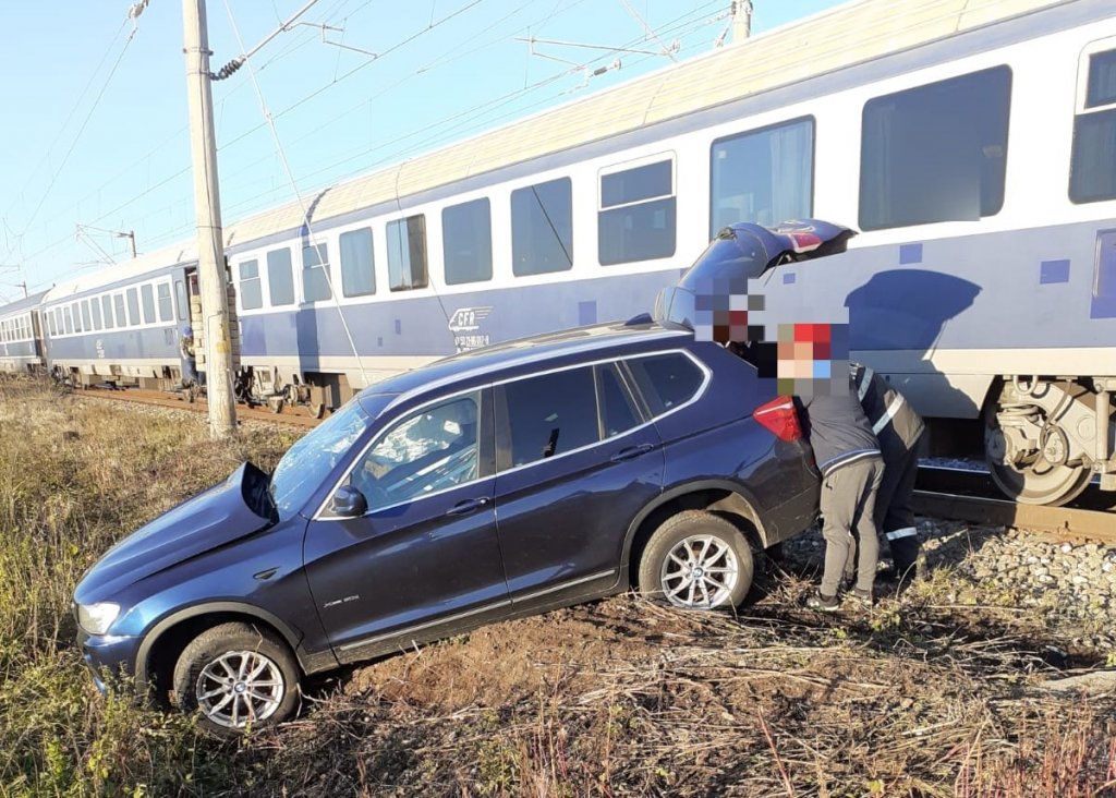 Accident feroviar în Cluj: O mașină a fost lovită de tren