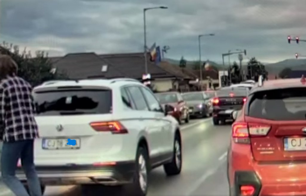 Violență în traficul din Cluj: Un șofer și-a pierdut cumpătul și a spart geamul unei mașini