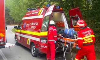 Mașină ieșită în decor pe un drum din Cluj. Un bărbat primește îngrijiri medicale