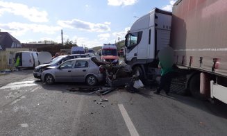 Accident în județul Cluj: Două mașini și un TIR au intrat în coliziune / Femeie, transportată la spital
