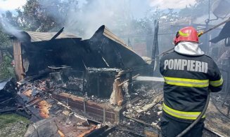 Bucătărie de vară, distrusă de flăcări într-o localitate din Cluj