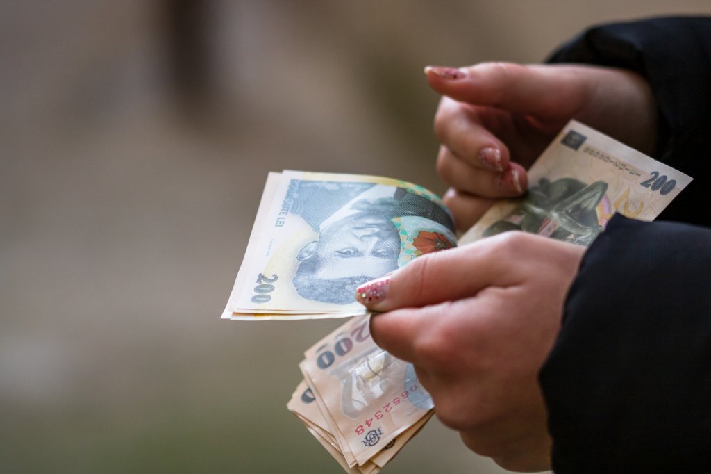 Femeile din România câștigă mai mult decât bărbații. Cât e diferența la salariu