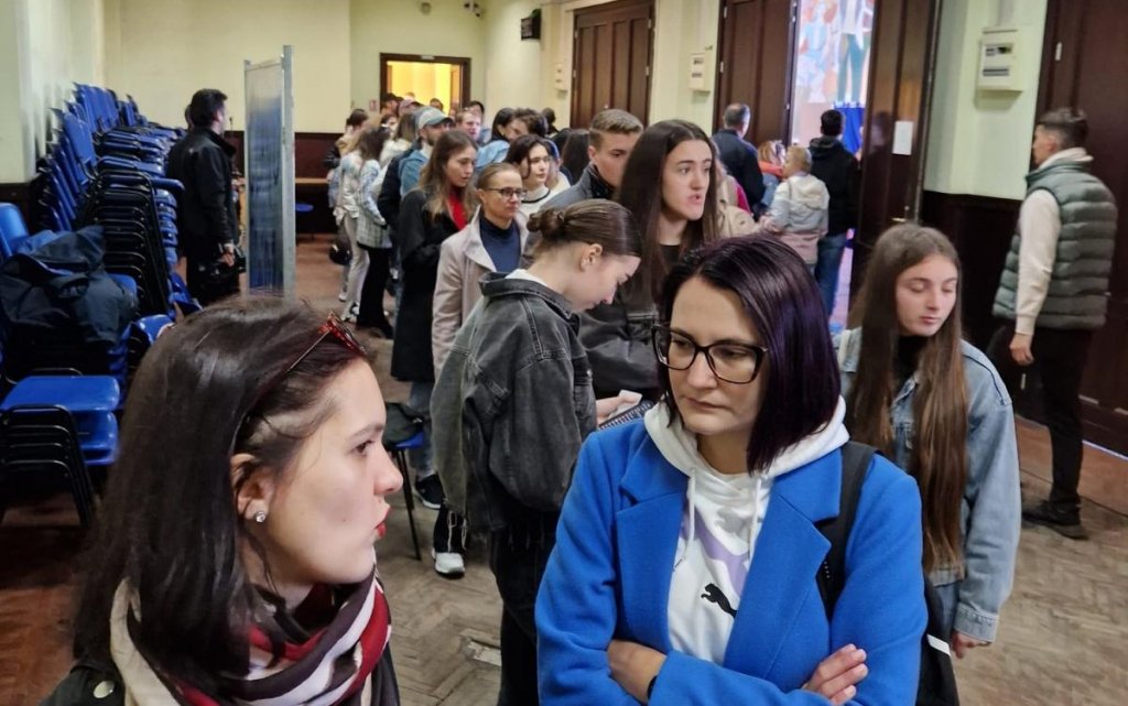 Coadă în Cluj-Napoca la secția de votare pentru alegerile din Republica Moldova. Când se închid urnele