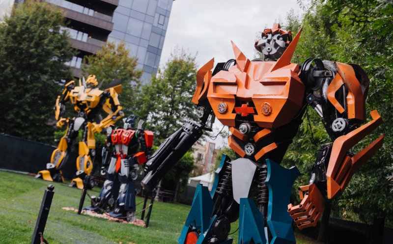 Sute de clujeni au vizitat expoziția „Transform Robots Alive". Roboții animatronici gigant te așteaptă în Iulius Parc, până pe 11 noiembrie!