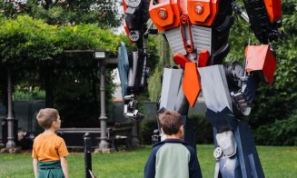 Sute de clujeni au vizitat expoziția „Transform Robots Alive". Roboții animatronici gigant te așteaptă în Iulius Parc, până pe 11 noiembrie!