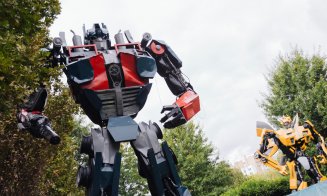 Sute de clujeni au vizitat expoziția „Transform Robots Alive". Roboții animatronici gigant te așteaptă în Iulius Parc, până pe 11 noiembrie!