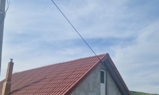 Stâlpi de curent din lemn putred, care stau să cadă în judeţul Cluj / "Mă bucur că Electrica este o companie de succes"