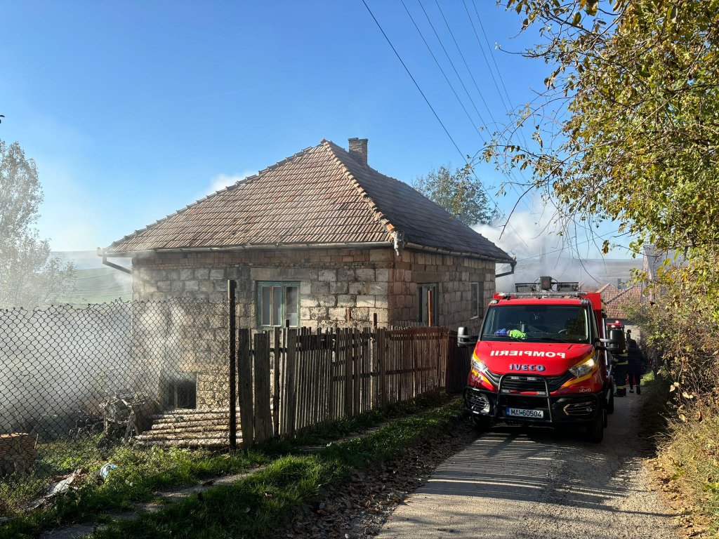 Incendiu cu victime la o casă într-o comună din Cluj. O femeie a fost carbonizată, iar o tânăra a fost arsă la față