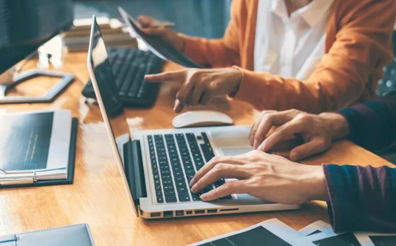 Peste 100.000 de profesori vor fi instruiți pentru competențe în pedagogie digitală cu 80 de milioane de euro