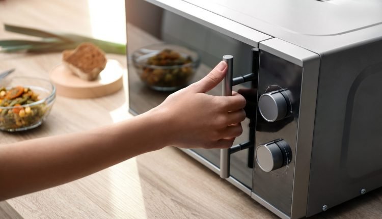 Atenție la cuptorul cu microunde! Ce pericole ascunde - studiu