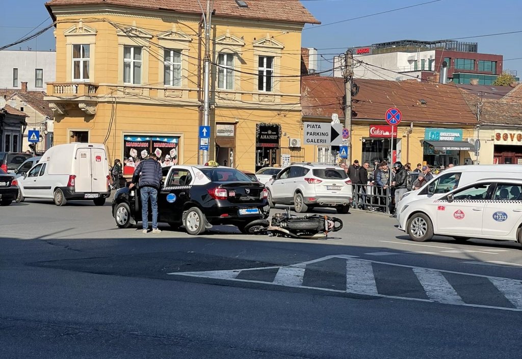 Accident între o motocicletă și un taxi în Piața Mihai Viteazu din Cluj