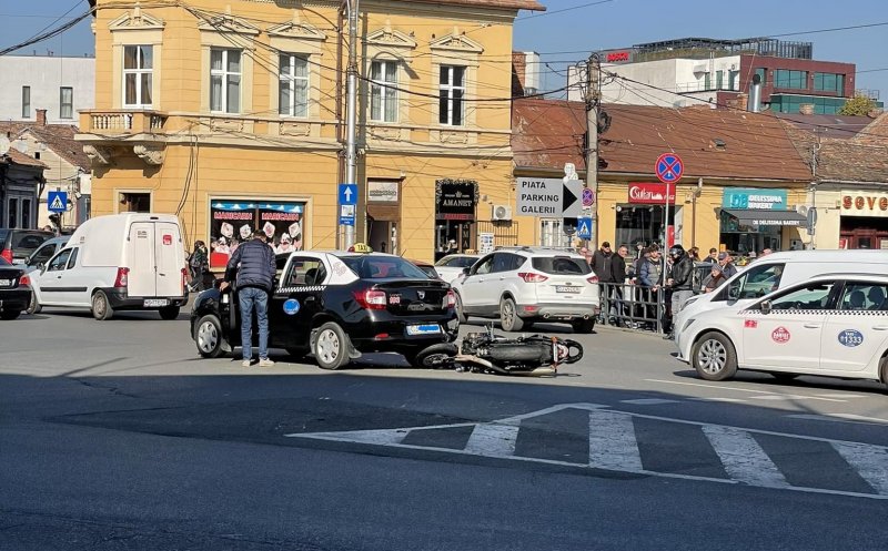 Accident între o motocicletă și un taxi în Piața Mihai Viteazu din Cluj