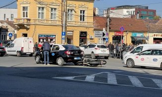 Accident între o motocicletă și un taxi în Piața Mihai Viteazu din Cluj