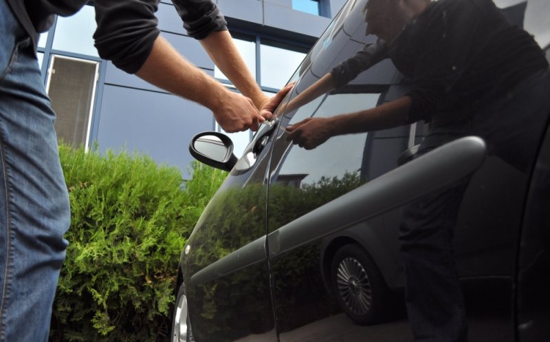 Bărbat arestat după ce a furat un obiect de valoare dintr-o autoutilitară parcată pe o stradă din Cluj