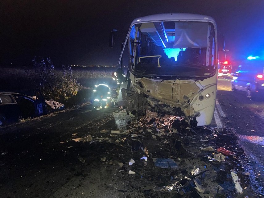 PLANUL ROȘU de Intervenţie la un accident provocat de un adolescent. Minorul și un alt bărbat au murit, iar alte 21 de persoane sunt rănite